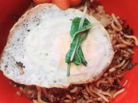 お手軽ボリューム！そばめし丼